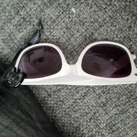 WHBM Hello Kitty White Sunglasses - Picture 4 of 4